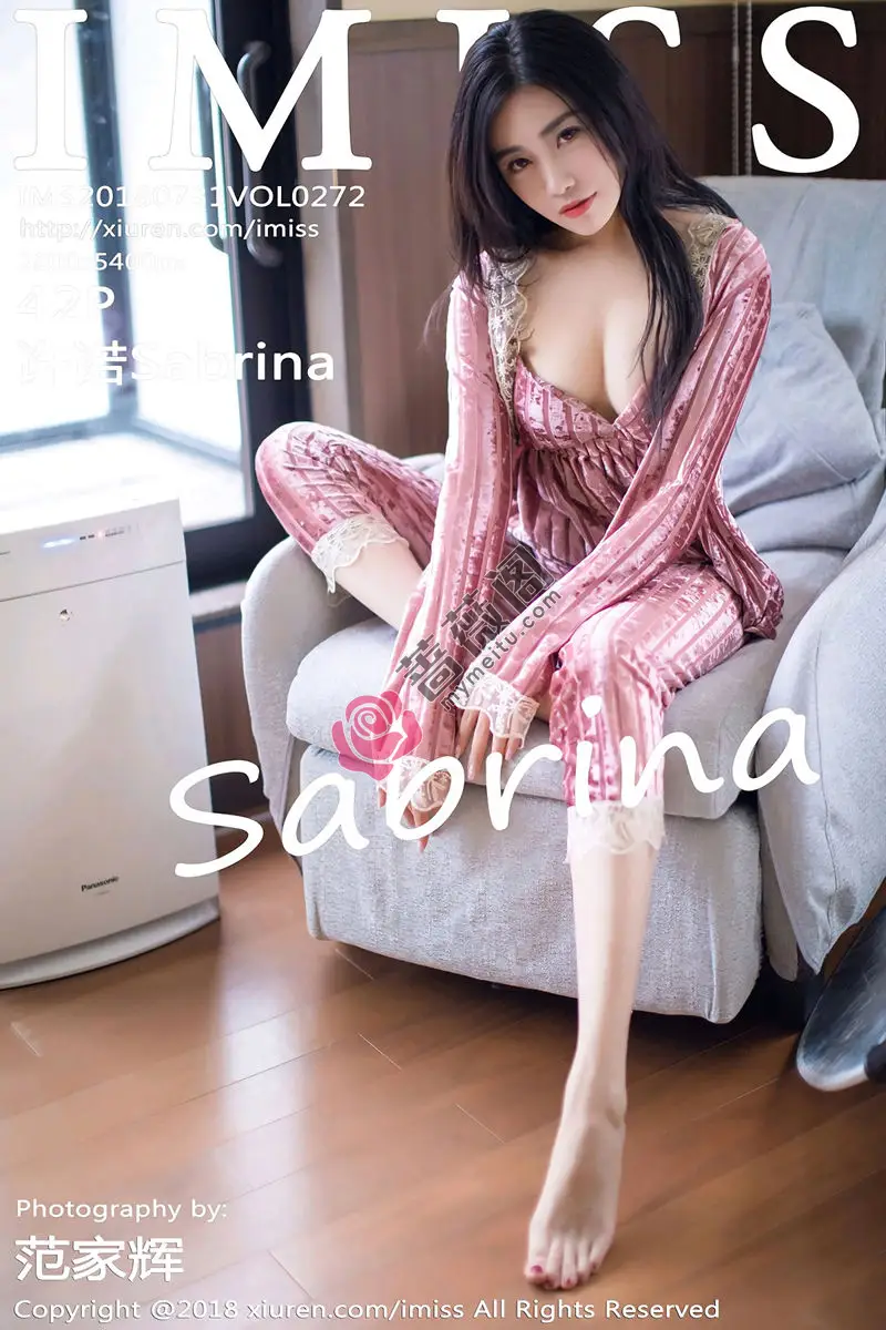 [IMiss爱蜜社] Vol.272 女神许诺Sabrina北海道旅拍闪亮酒红色V领睡袍性感写真 - 蔷薇阁-蔷薇阁