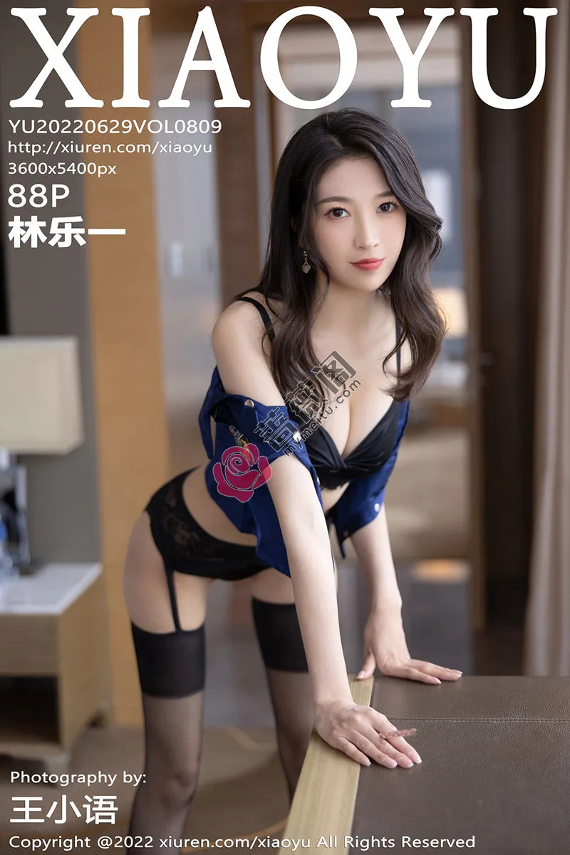 [XiaoYu语画界] Vol.809 模特林乐一蓝色上衣配黑短裙半脱露黑色内衣蕾丝吊袜诱惑写真-蔷薇阁