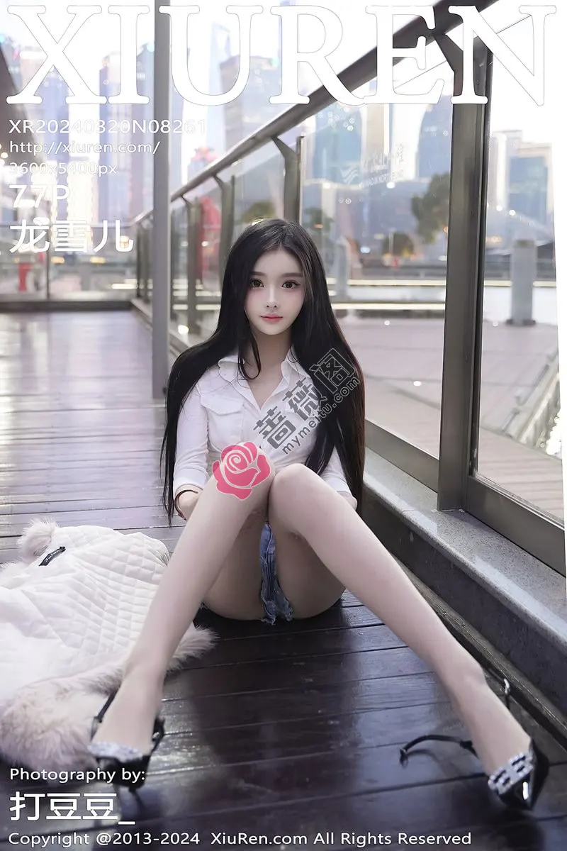 [XiuRen秀人网] No.8261 模特龙雪儿性感白色上衣配超短牛仔裤秀曼妙身姿撩人诱惑写真-蔷薇阁