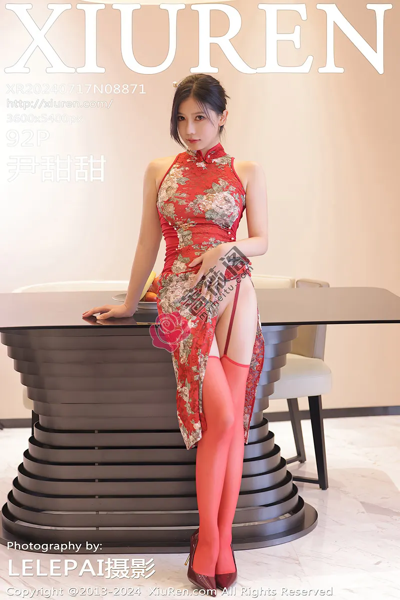 [XiuRen秀人网] NO.8871 模特尹甜甜性感红色旗袍服饰配红丝吊袜半撩秀翘臀美腿诱惑写真-蔷薇阁
