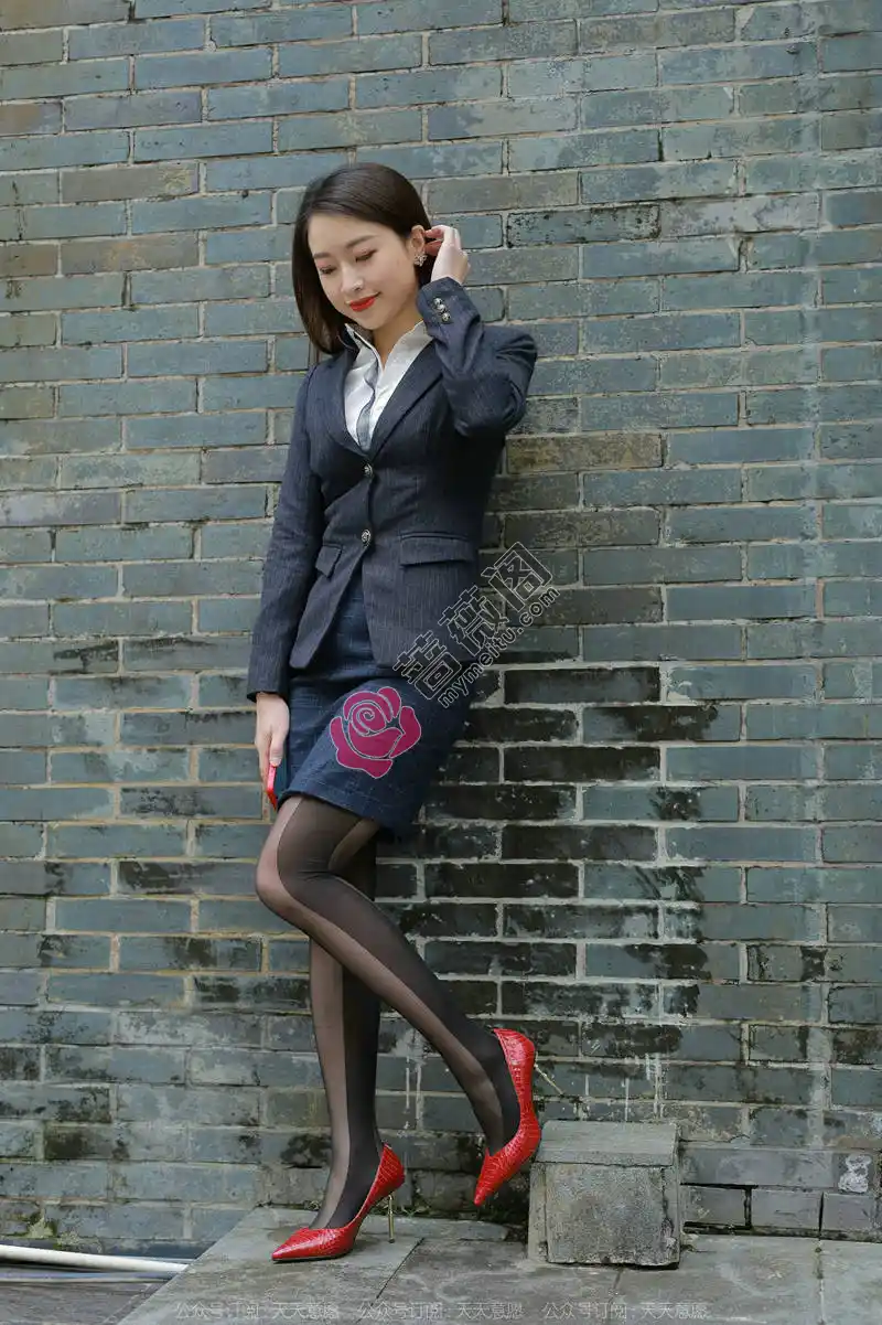 [IESS异思趣向] 2022.04.25 丝享家 1070 小婕 红鞋职业装 [88P-116MB] - 蔷薇阁-蔷薇阁