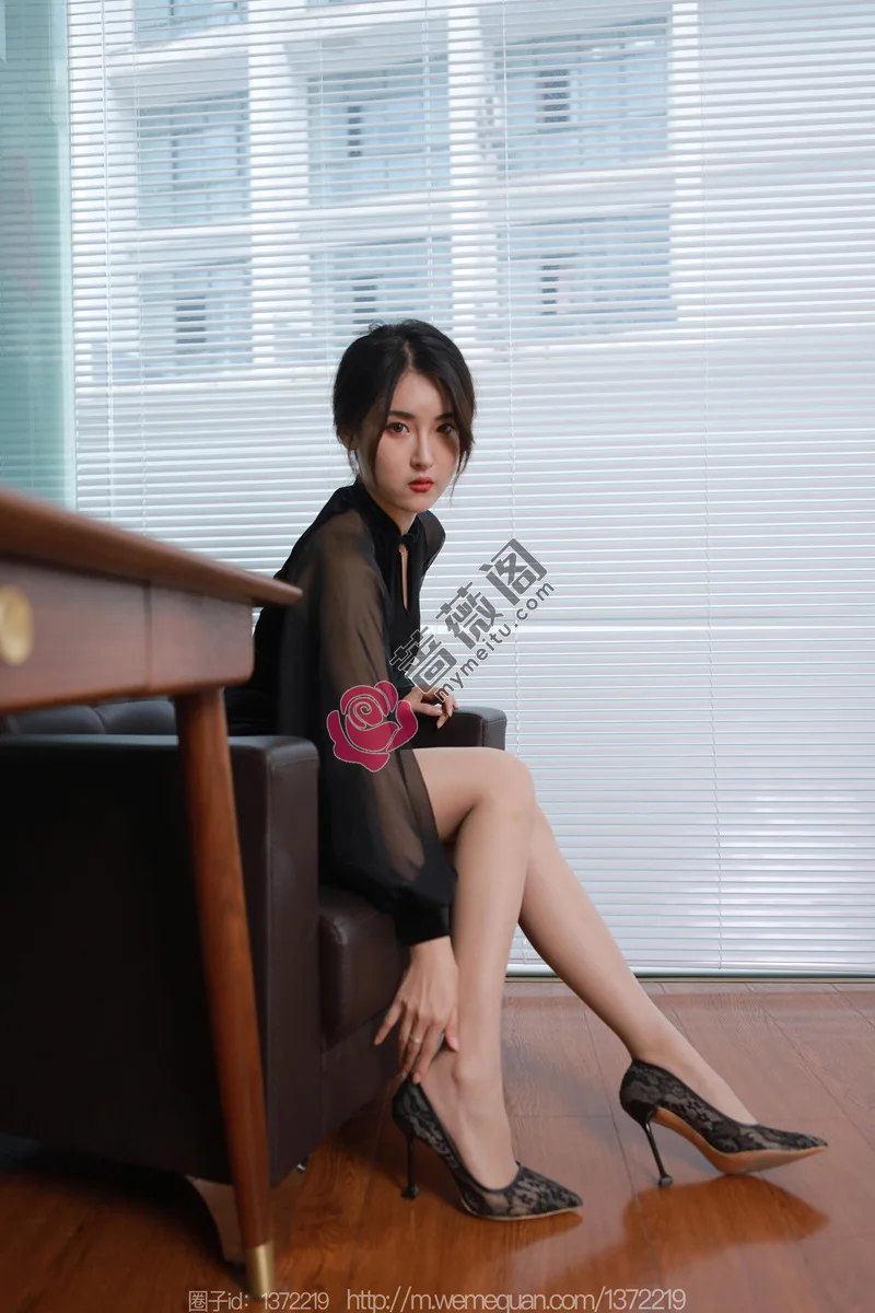 [IESS异思趣向] 2022.12.15 丝享家 1299 小宝 黑色旗袍白纸扇 [86P-86MB] - 蔷薇阁-蔷薇阁