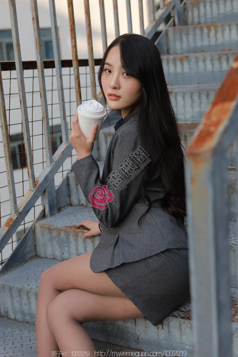 [IESS异思趣向] 2022.12.17 丝享家 1301 婉萍 温柔OL风 [88P-101MB]-蔷薇阁