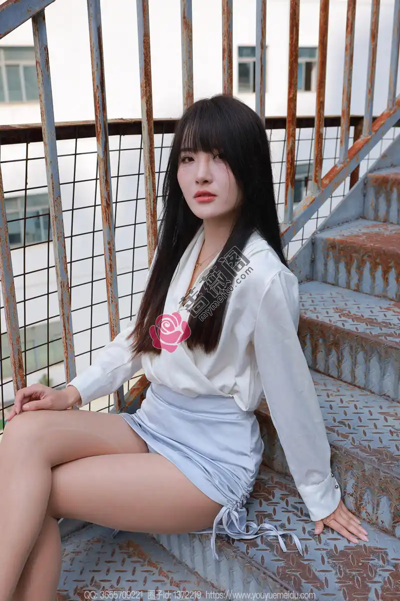 [IESS异思趣向] 2024.11.08 丝享家 1893 婉萍 蓝色短裙（上） [81P-93MB] - 蔷薇阁-蔷薇阁