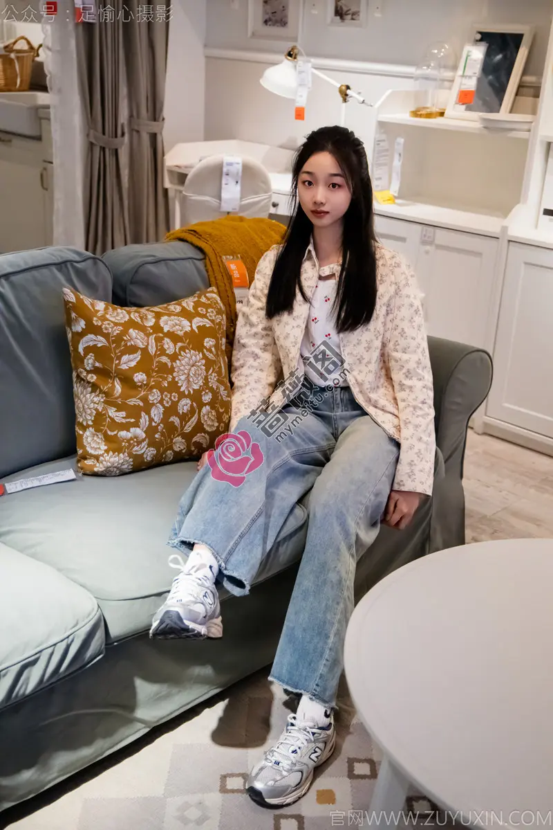 [足愉心] NO.012 奶芙（搭配：碎花衬衫、牛仔长裤、运动鞋、白色棉袜、裸足） [110P+2V-4.16GB]-蔷薇阁