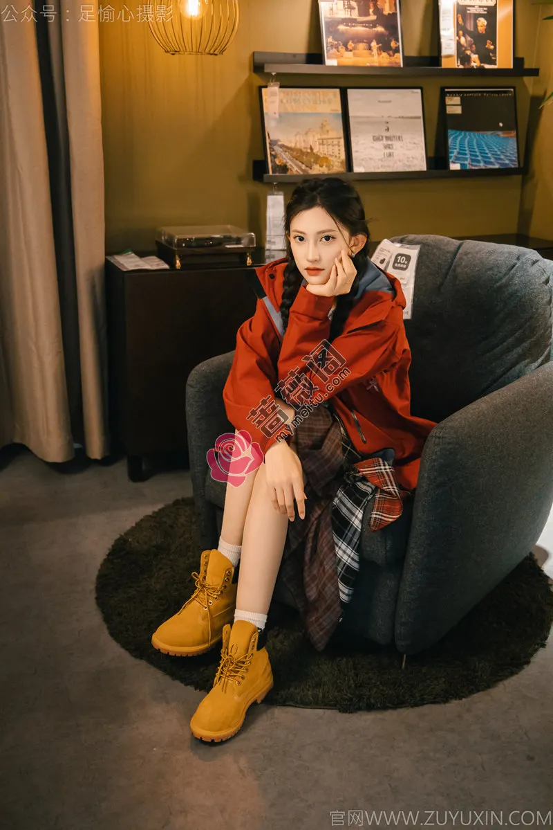 [足愉心] NO.015 可乐（搭配：红色夹克、白T、短裙、马丁靴、肉丝色袜、白棉袜） [120P+2V-5.03GB]-蔷薇阁