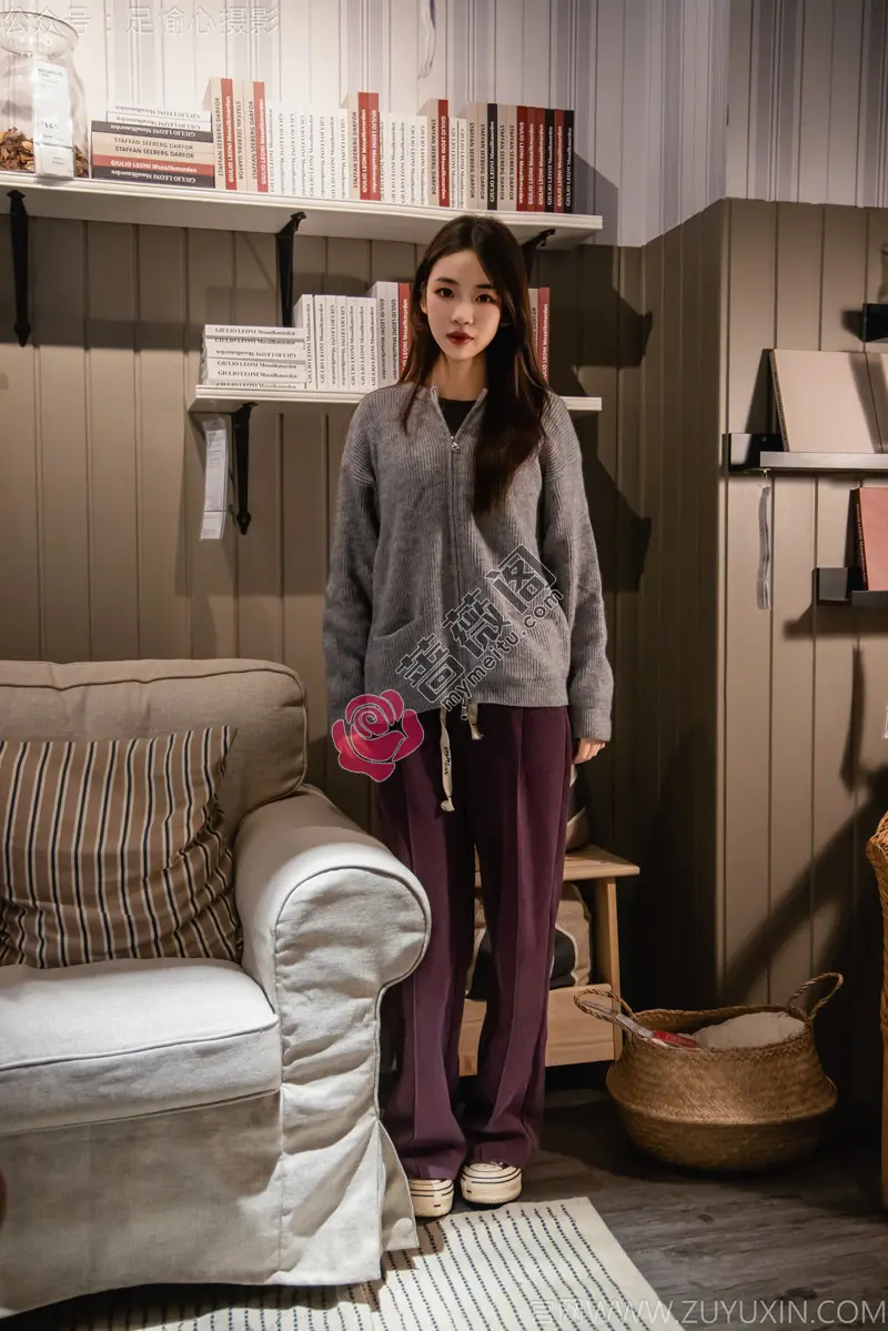 [足愉心] NO.016 软软（搭配：灰色线套、紫色长裤、帆布鞋、卡通棉袜、裸足） [110P+2V-3.35GB]-蔷薇阁