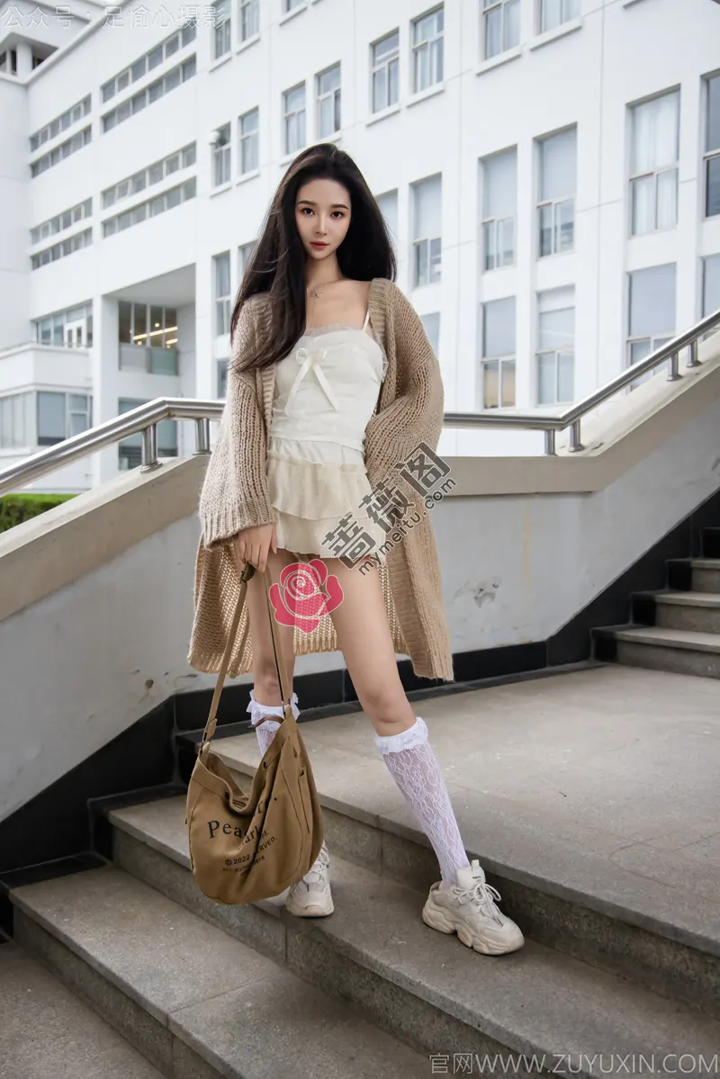 [足愉心] NO.017 南南（搭配：针织长衣、白色吊带、运动鞋、白色丝袜、裸足） [110P+2V-3.60GB]-蔷薇阁