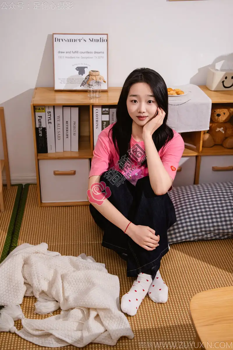 [足愉心] NO.018 奶芙（搭配：粉色T恤、牛仔长裤、运动鞋、白色棉袜、裸足）[110P+2V-6.51GB]-蔷薇阁