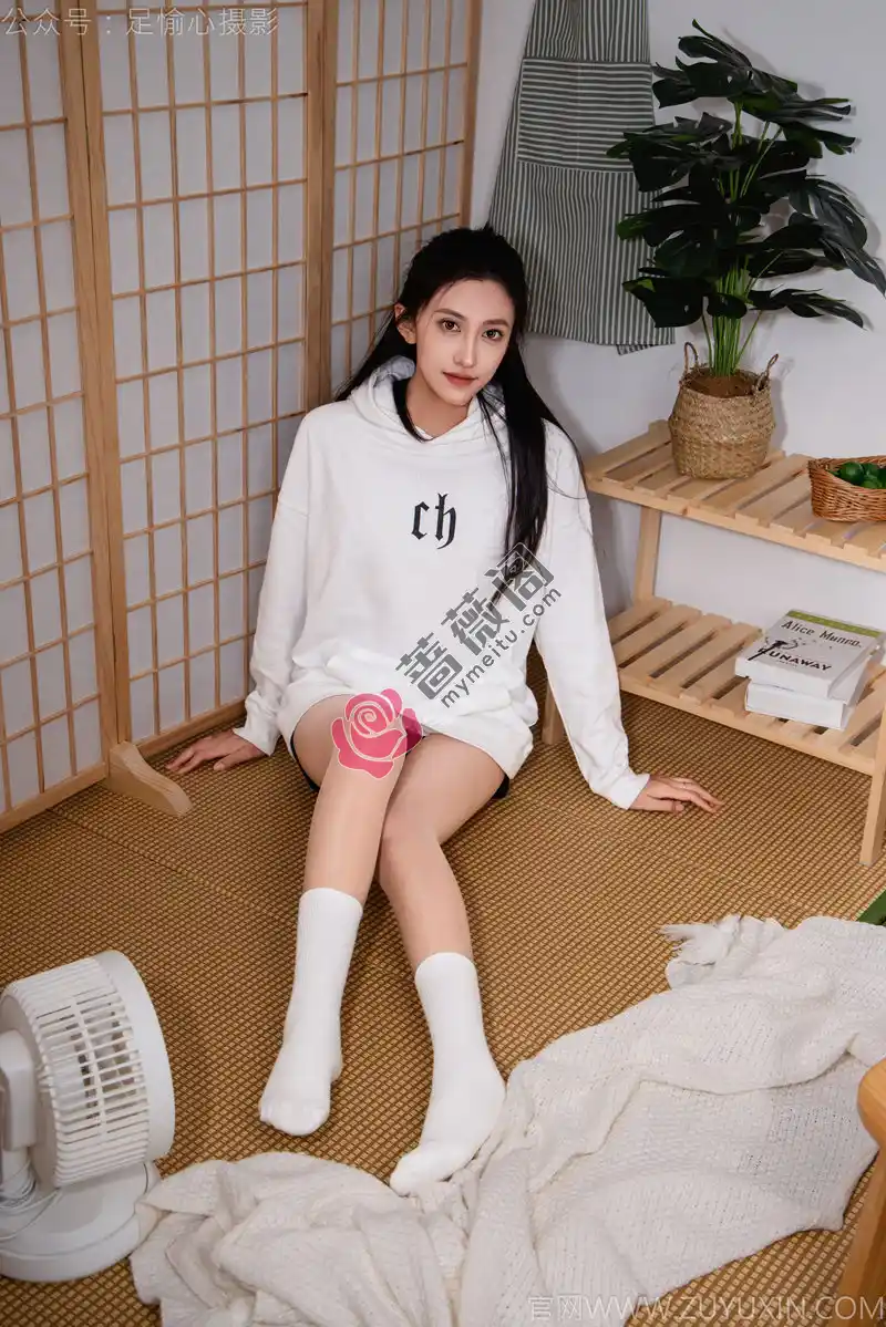 [足愉心] NO.022 可乐（搭配：白色卫衣、黑色打底裤、运动鞋、肉丝色袜、白色长筒棉袜） [110P+2V-5.40GB]-蔷薇阁