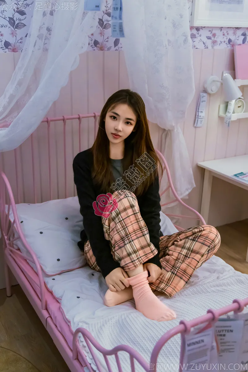 [足愉心] NO.032 软软（搭配：黑色外套、黄色格子长裤、毛绒拖鞋、粉色棉袜、裸足） [120P+2V-4.84GB]-蔷薇阁