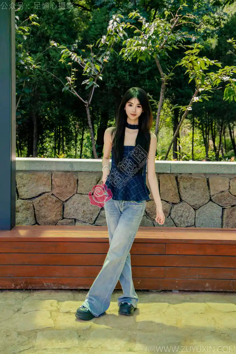 [足愉心] NO.049 小瑶（搭配：蓝色格子吊带、牛仔长裤、白棉袜、洞洞鞋、裸足） [120P+2V-5.47GB]-蔷薇阁
