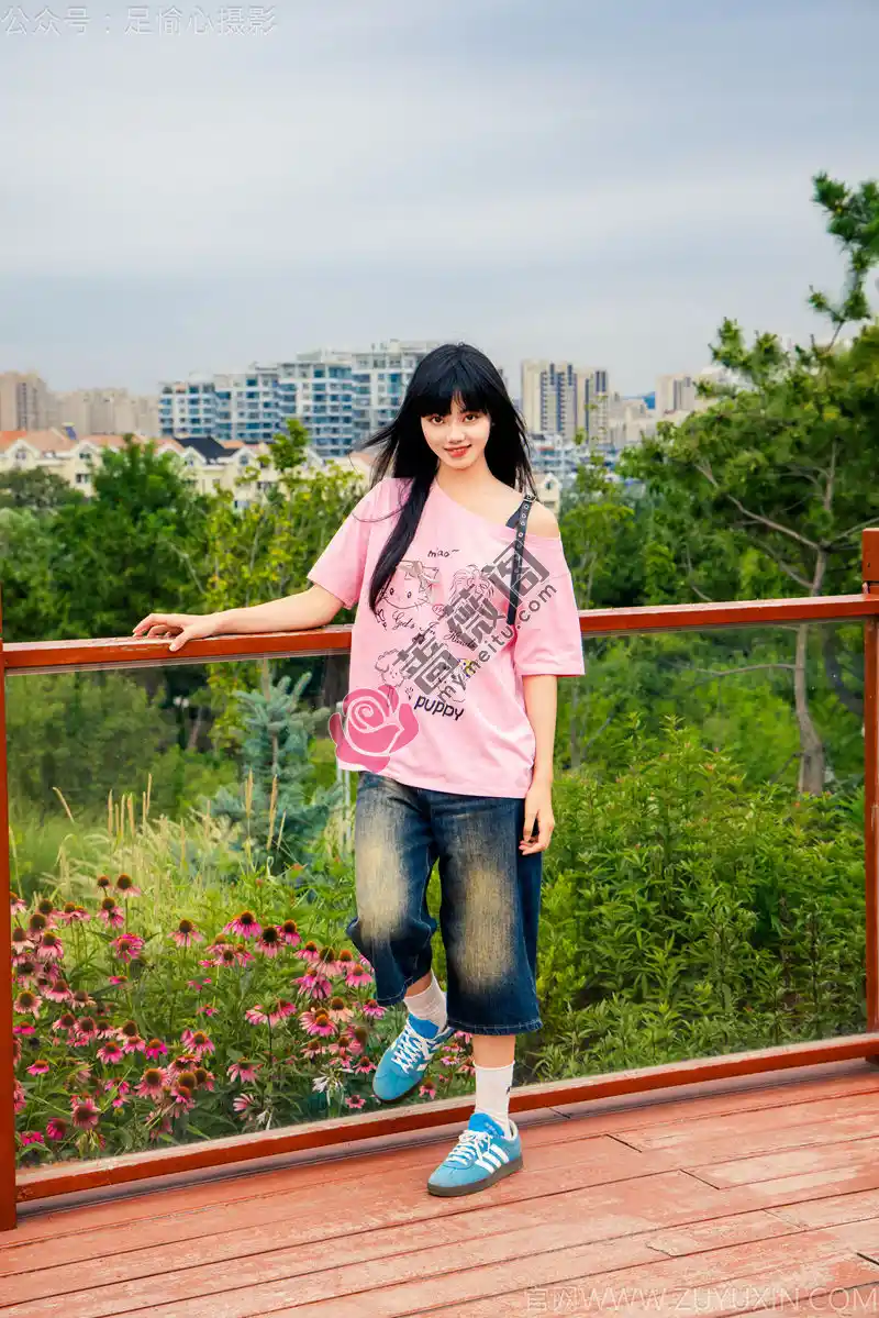 [足愉心] NO.050 阿月（搭配：粉色T恤、牛仔短裤、白棉袜、德训鞋、裸足） [110P+2V-5.04GB]-蔷薇阁