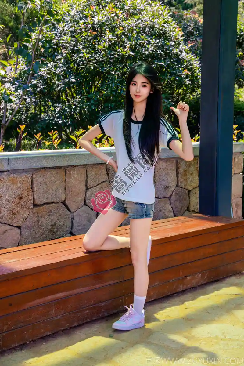 [足愉心] NO.051 小瑶（搭配：T恤、牛仔短裤、白棉袜、帆布鞋、裸足） [115P+2V-6.43GB]-蔷薇阁